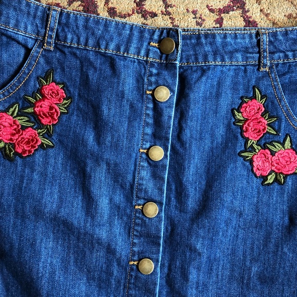 Forever 21 jean skirt with pretty rose appliqué - Picture 3 of 5